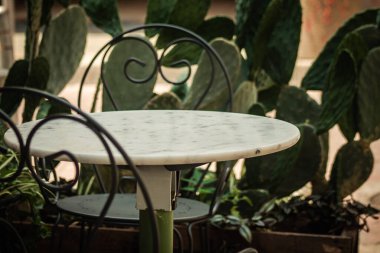 Kıbrıs adasının eski kenti Limasol 'da yer alan bir restoranın sandalye ve masalarının yakınlaştırılması