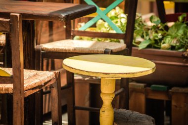 Kıbrıs adasının eski kenti Limasol 'da yer alan bir restoranın sandalye ve masalarının yakınlaştırılması