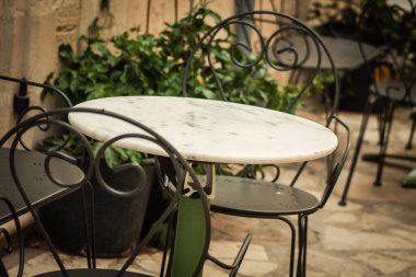 Kıbrıs adasının eski kenti Limasol 'da yer alan bir restoranın sandalye ve masalarının yakınlaştırılması
