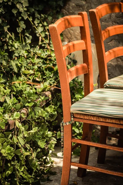 塞岛利马索尔老城一家餐馆椅子的遮掩 — 图库照片