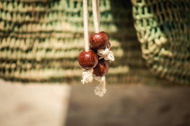 Limasol Kıbrıs Rum Kesimi 30 Haziran 2020 'de Kıbrıs adasındaki eski Limasol kentindeki bir el sanatları atölyesinde satılan dekoratif eşyaların kapatılması