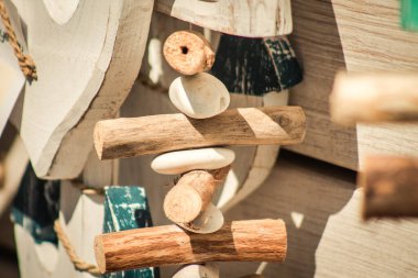 Limasol Kıbrıs Rum Kesimi 30 Haziran 2020 'de Kıbrıs adasındaki eski Limasol kentindeki bir el sanatları atölyesinde satılan dekoratif eşyaların kapatılması