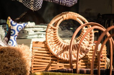 Limasol Kıbrıs Rum Kesimi 30 Haziran 2020 'de Kıbrıs adasındaki eski Limasol kentindeki bir el sanatları atölyesinde satılan dekoratif eşyaların kapatılması