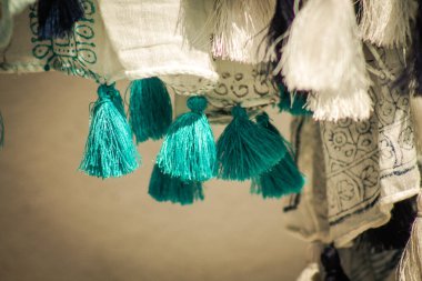 Limasol Kıbrıs Rum Kesimi 30 Haziran 2020 'de Kıbrıs adasındaki eski Limasol kentindeki bir el sanatları atölyesinde satılan dekoratif eşyaların kapatılması