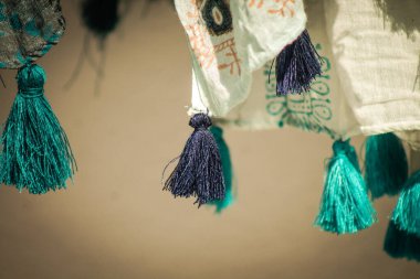 Limasol Kıbrıs Rum Kesimi 30 Haziran 2020 'de Kıbrıs adasındaki eski Limasol kentindeki bir el sanatları atölyesinde satılan dekoratif eşyaların kapatılması