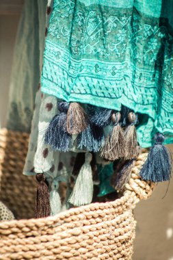 Limasol Kıbrıs Rum Kesimi 30 Haziran 2020 'de Kıbrıs adasındaki eski Limasol kentindeki bir el sanatları atölyesinde satılan dekoratif eşyaların kapatılması