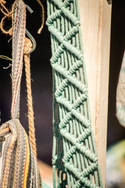 Limasol Kıbrıs Rum Kesimi 30 Haziran 2020 'de Kıbrıs adasındaki eski Limasol kentindeki bir el sanatları atölyesinde satılan dekoratif eşyaların kapatılması