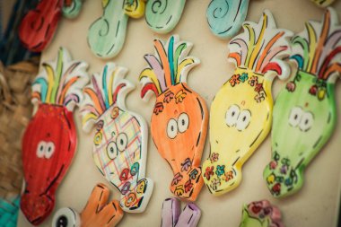 Limasol Kıbrıs Rum Kesimi 30 Haziran 2020 'de Kıbrıs adasındaki eski Limasol kentindeki bir el sanatları atölyesinde satılan dekoratif eşyaların kapatılması