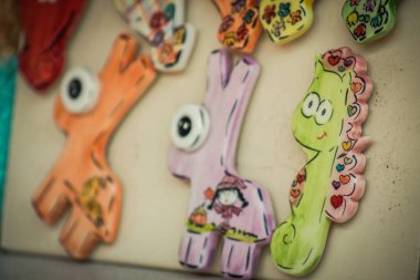 Limasol Kıbrıs Rum Kesimi 30 Haziran 2020 'de Kıbrıs adasındaki eski Limasol kentindeki bir el sanatları atölyesinde satılan dekoratif eşyaların kapatılması