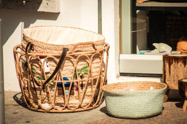 Limasol Kıbrıs Rum Kesimi 30 Haziran 2020 'de Kıbrıs adasındaki eski Limasol kentindeki bir el sanatları atölyesinde satılan dekoratif eşyaların kapatılması