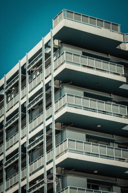 Lefkoşe Kıbrıs Rum Kesimi 03 Temmuz 2020 'de Lefkoşe' nin en büyük kenti olan Kıbrıs Rum Kesimi 'nin bölünmüş başkenti ve yönetim merkezi olan modern bir binanın cephesine baktı. Sınırın güneyinde, Yunan tarafında.