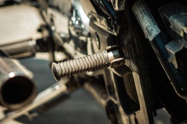 Lefkoşe Kıbrıs 3 Temmuz 2020 'de Lefkoşe' nin en büyük kenti olan Kıbrıs 'ın bölünmüş başkenti Lefkoşe' de park etmiş bir motosikletin yakını