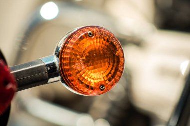 Lefkoşe Kıbrıs 3 Temmuz 2020 'de Lefkoşe' nin en büyük kenti olan Kıbrıs 'ın bölünmüş başkenti Lefkoşe' de park etmiş bir motosikletin yakını