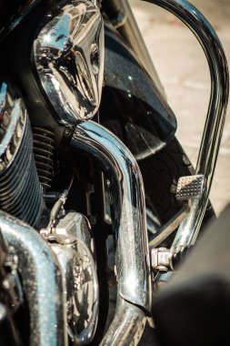 Lefkoşe Kıbrıs 3 Temmuz 2020 'de Lefkoşe' nin en büyük kenti olan Kıbrıs 'ın bölünmüş başkenti Lefkoşe' de park etmiş bir motosikletin yakını