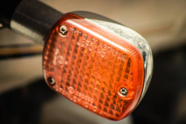 Lefkoşe Kıbrıs 3 Temmuz 2020 'de Lefkoşe' nin en büyük kenti olan Kıbrıs 'ın bölünmüş başkenti Lefkoşe' de park etmiş bir motosikletin yakını