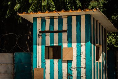 Lefkoşe Kıbrıs 04 Temmuz 2020, bölünmüş Kıbrıs Rum Kesimi 'nin başkenti Lefkoşe' deki Birleşmiş Milletler Barış Gücü tarafından kontrol edilen Türk-Yunan sınırının manzarası