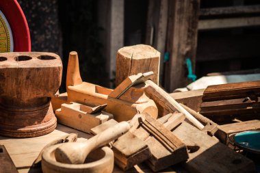 Lefkoşe Kıbrıs 04 Temmuz 2020 'de, Kıbrıs' ın başkenti Lefkoşe 'deki bit pazarında dekoratif eşyalar olarak satılan eski ikinci el eşyaların kapatılması