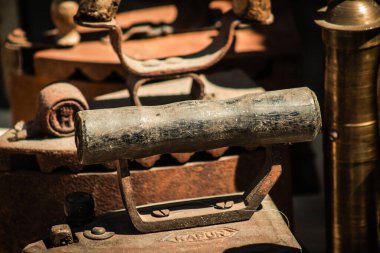 Lefkoşe Kıbrıs 04 Temmuz 2020 'de, Kıbrıs' ın başkenti Lefkoşe 'deki bit pazarında dekoratif eşyalar olarak satılan eski ikinci el eşyaların kapatılması