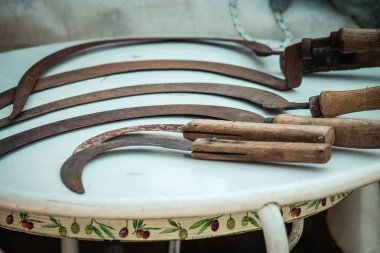 Lefkoşe Kıbrıs 04 Temmuz 2020 'de, Kıbrıs' ın başkenti Lefkoşe 'deki bit pazarında dekoratif eşyalar olarak satılan eski ikinci el eşyaların kapatılması