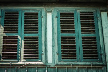 Lefkoşe Kıbrıs 04 Temmuz 2020 Kıbrıs Rum Kesimi 'nin başkenti Lefkoşe' de bulunan bir evin ahşap penceresinin manzarası