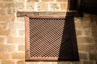 Lefkoşe Kıbrıs 04 Temmuz 2020 Kıbrıs Rum Kesimi 'nin başkenti Lefkoşe' de bulunan bir evin ahşap penceresinin manzarası