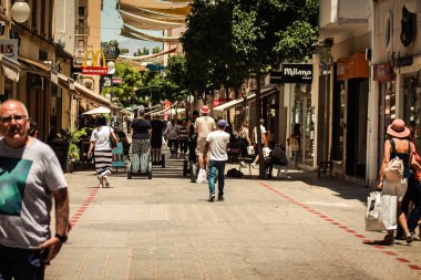Lefkoşe Kıbrıs 04 Temmuz 2020, Kıbrıs Rum Kesimi 'nin başkenti Lefkoşe' deki büyük bir alışveriş caddesi olan Ledra Caddesi 'nde yürüyen kimliği belirsiz kişilerin görüntüsü