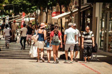 Lefkoşe Kıbrıs 04 Temmuz 2020, Kıbrıs Rum Kesimi 'nin başkenti Lefkoşe' deki büyük bir alışveriş caddesi olan Ledra Caddesi 'nde yürüyen kimliği belirsiz kişilerin görüntüsü