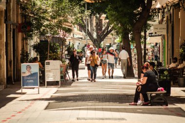 Lefkoşe Kıbrıs 04 Temmuz 2020, Kıbrıs Rum Kesimi 'nin başkenti Lefkoşe' deki büyük bir alışveriş caddesi olan Ledra Caddesi 'nde yürüyen kimliği belirsiz kişilerin görüntüsü