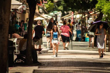 Lefkoşe Kıbrıs 04 Temmuz 2020, Kıbrıs Rum Kesimi 'nin başkenti Lefkoşe' deki büyük bir alışveriş caddesi olan Ledra Caddesi 'nde yürüyen kimliği belirsiz kişilerin görüntüsü
