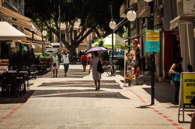 Lefkoşe Kıbrıs 04 Temmuz 2020, Kıbrıs Rum Kesimi 'nin başkenti Lefkoşe' deki büyük bir alışveriş caddesi olan Ledra Caddesi 'nde yürüyen kimliği belirsiz kişilerin görüntüsü