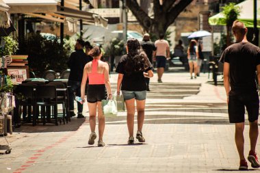 Lefkoşe Kıbrıs 04 Temmuz 2020, Kıbrıs Rum Kesimi 'nin başkenti Lefkoşe' deki büyük bir alışveriş caddesi olan Ledra Caddesi 'nde yürüyen kimliği belirsiz kişilerin görüntüsü