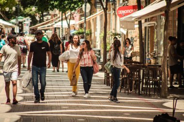 Lefkoşe Kıbrıs 04 Temmuz 2020, Kıbrıs Rum Kesimi 'nin başkenti Lefkoşe' deki büyük bir alışveriş caddesi olan Ledra Caddesi 'nde yürüyen kimliği belirsiz kişilerin görüntüsü