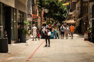 Lefkoşe Kıbrıs 04 Temmuz 2020, Kıbrıs Rum Kesimi 'nin başkenti Lefkoşe' deki büyük bir alışveriş caddesi olan Ledra Caddesi 'nde yürüyen kimliği belirsiz kişilerin görüntüsü