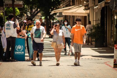 Lefkoşe Kıbrıs 04 Temmuz 2020, Kıbrıs Rum Kesimi 'nin başkenti Lefkoşe' deki büyük bir alışveriş caddesi olan Ledra Caddesi 'nde yürüyen kimliği belirsiz kişilerin görüntüsü