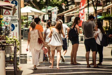 Lefkoşe Kıbrıs 04 Temmuz 2020, Kıbrıs Rum Kesimi 'nin başkenti Lefkoşe' deki büyük bir alışveriş caddesi olan Ledra Caddesi 'nde yürüyen kimliği belirsiz kişilerin görüntüsü