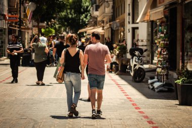Lefkoşe Kıbrıs 04 Temmuz 2020, Kıbrıs Rum Kesimi 'nin başkenti Lefkoşe' deki büyük bir alışveriş caddesi olan Ledra Caddesi 'nde yürüyen kimliği belirsiz kişilerin görüntüsü
