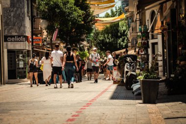 Lefkoşe Kıbrıs 04 Temmuz 2020, Kıbrıs Rum Kesimi 'nin başkenti Lefkoşe' deki büyük bir alışveriş caddesi olan Ledra Caddesi 'nde yürüyen kimliği belirsiz kişilerin görüntüsü