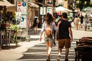 Lefkoşe Kıbrıs 04 Temmuz 2020, Kıbrıs Rum Kesimi 'nin başkenti Lefkoşe' deki büyük bir alışveriş caddesi olan Ledra Caddesi 'nde yürüyen kimliği belirsiz kişilerin görüntüsü