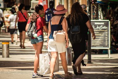 Lefkoşe Kıbrıs 04 Temmuz 2020, Kıbrıs Rum Kesimi 'nin başkenti Lefkoşe' deki büyük bir alışveriş caddesi olan Ledra Caddesi 'nde yürüyen kimliği belirsiz kişilerin görüntüsü