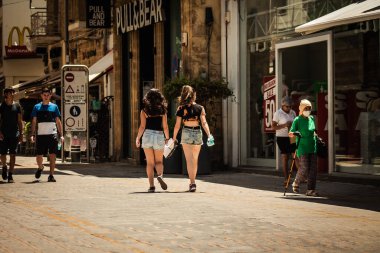 Lefkoşe Kıbrıs 04 Temmuz 2020, Kıbrıs Rum Kesimi 'nin başkenti Lefkoşe' deki büyük bir alışveriş caddesi olan Ledra Caddesi 'nde yürüyen kimliği belirsiz kişilerin görüntüsü