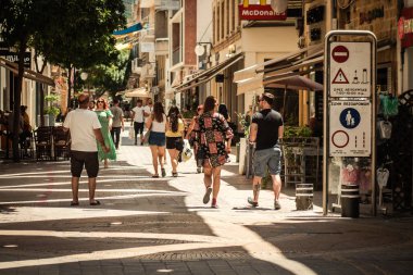 Lefkoşe Kıbrıs 04 Temmuz 2020, Kıbrıs Rum Kesimi 'nin başkenti Lefkoşe' deki büyük bir alışveriş caddesi olan Ledra Caddesi 'nde yürüyen kimliği belirsiz kişilerin görüntüsü