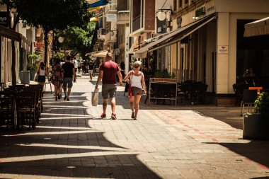 Lefkoşe Kıbrıs 04 Temmuz 2020, Kıbrıs Rum Kesimi 'nin başkenti Lefkoşe' deki büyük bir alışveriş caddesi olan Ledra Caddesi 'nde yürüyen kimliği belirsiz kişilerin görüntüsü
