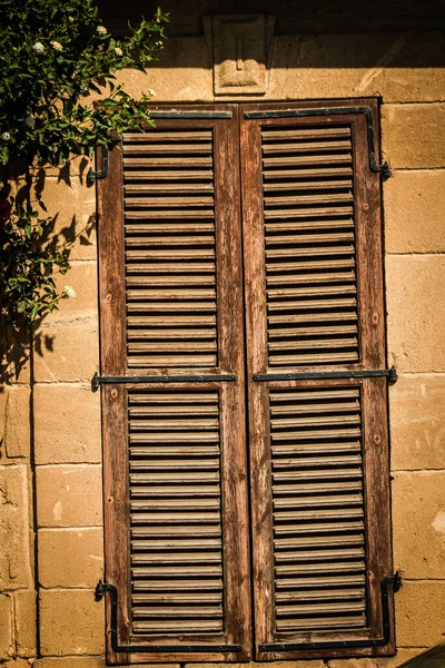 Nicosia Chipre Julio 2020 Vista Ventana Madera Una Casa Situada — Foto de Stock