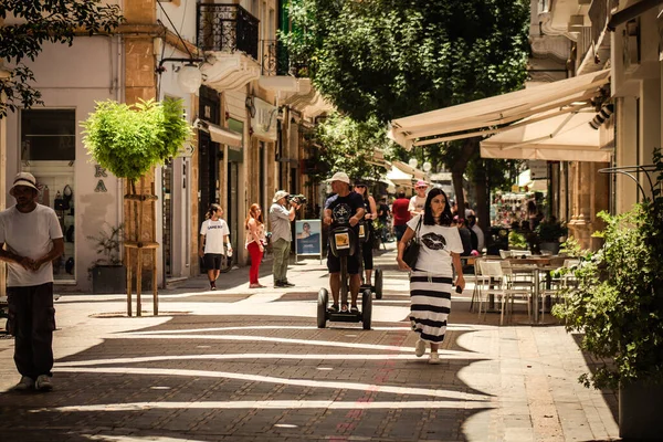 Lefkoşe Kıbrıs 04 Temmuz 2020, Kıbrıs Rum Kesimi 'nin başkenti Lefkoşe' deki büyük bir alışveriş caddesi olan Ledra Caddesi 'nde yürüyen kimliği belirsiz kişilerin görüntüsü