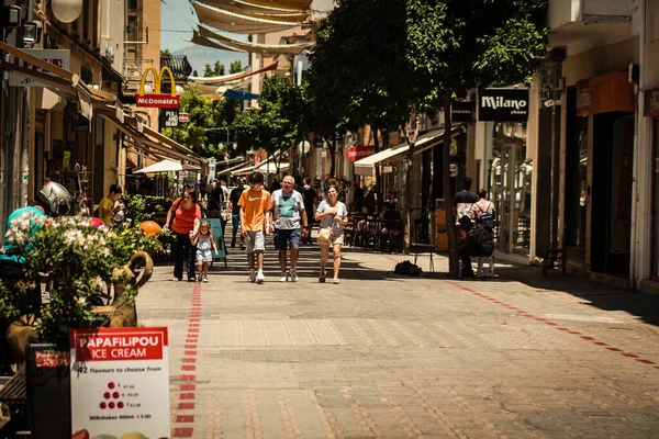 Lefkoşe Kıbrıs 04 Temmuz 2020, Kıbrıs Rum Kesimi 'nin başkenti Lefkoşe' deki büyük bir alışveriş caddesi olan Ledra Caddesi 'nde yürüyen kimliği belirsiz kişilerin görüntüsü