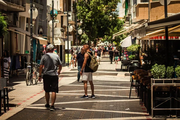 Lefkoşe Kıbrıs 04 Temmuz 2020, Kıbrıs Rum Kesimi 'nin başkenti Lefkoşe' deki büyük bir alışveriş caddesi olan Ledra Caddesi 'nde yürüyen kimliği belirsiz kişilerin görüntüsü