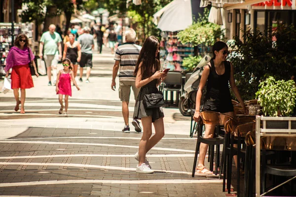 Lefkoşe Kıbrıs 04 Temmuz 2020, Kıbrıs Rum Kesimi 'nin başkenti Lefkoşe' deki büyük bir alışveriş caddesi olan Ledra Caddesi 'nde yürüyen kimliği belirsiz kişilerin görüntüsü