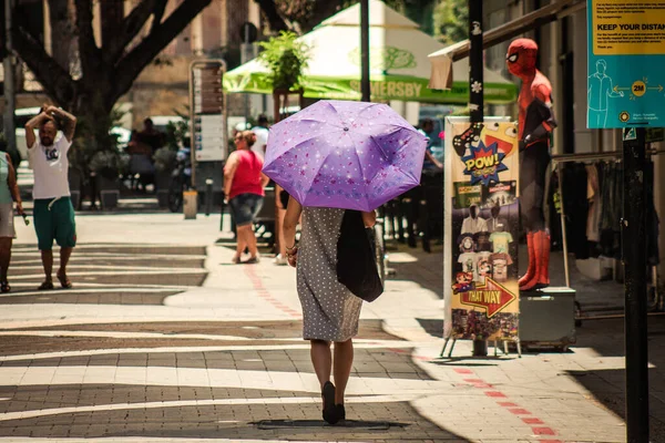 Lefkoşe Kıbrıs 04 Temmuz 2020, Kıbrıs Rum Kesimi 'nin başkenti Lefkoşe' deki büyük bir alışveriş caddesi olan Ledra Caddesi 'nde yürüyen kimliği belirsiz kişilerin görüntüsü