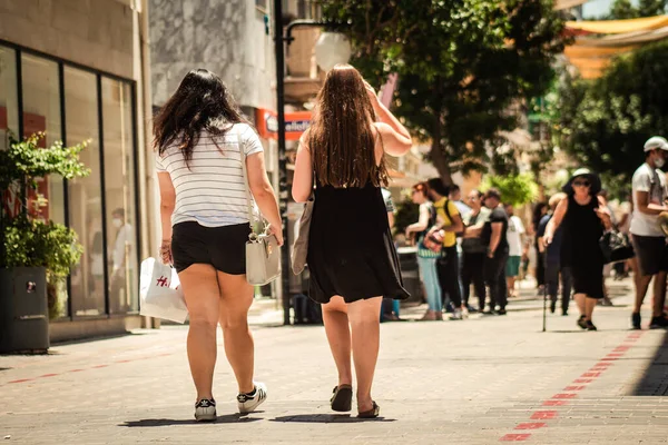 Lefkoşe Kıbrıs 04 Temmuz 2020, Kıbrıs Rum Kesimi 'nin başkenti Lefkoşe' deki büyük bir alışveriş caddesi olan Ledra Caddesi 'nde yürüyen kimliği belirsiz kişilerin görüntüsü