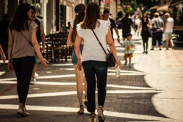 Lefkoşe Kıbrıs 04 Temmuz 2020, Kıbrıs Rum Kesimi 'nin başkenti Lefkoşe' deki büyük bir alışveriş caddesi olan Ledra Caddesi 'nde yürüyen kimliği belirsiz kişilerin görüntüsü